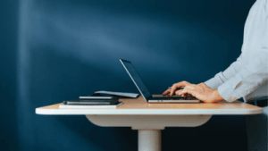 P.R. GLOlinks person typing on laptop